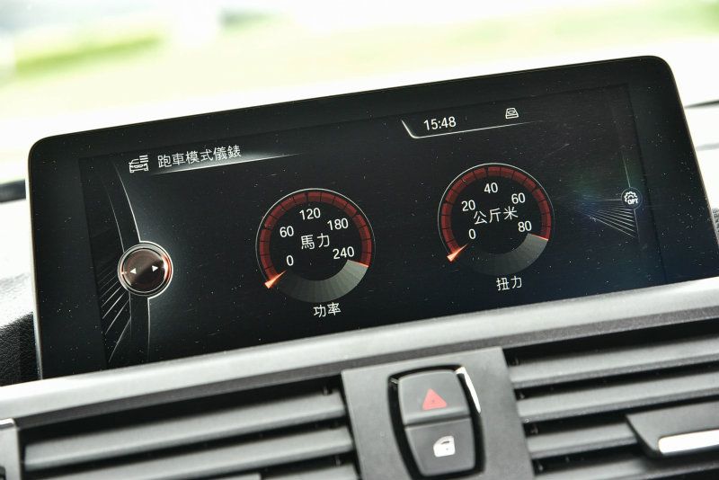 iDrive中文化系統介面可選擇顯示動力輸出狀態，更添熱血氛圍。