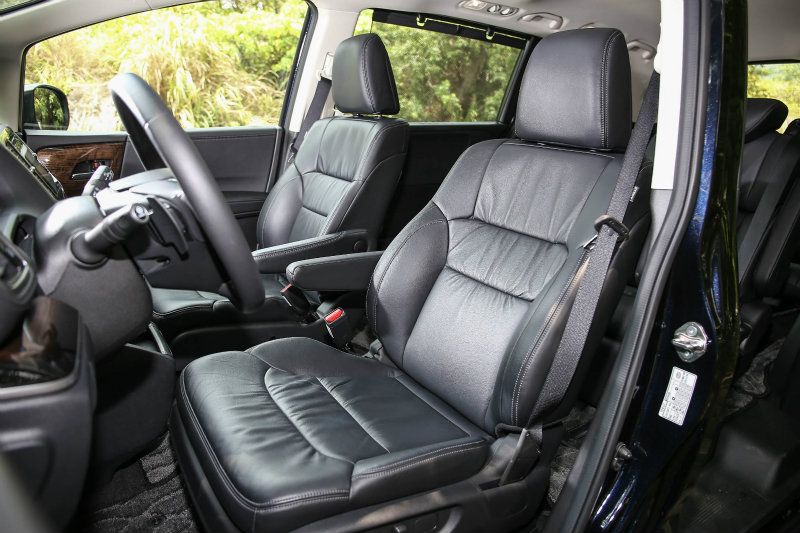 座椅造型以舒適為主，內部填充感受偏向柔軟。