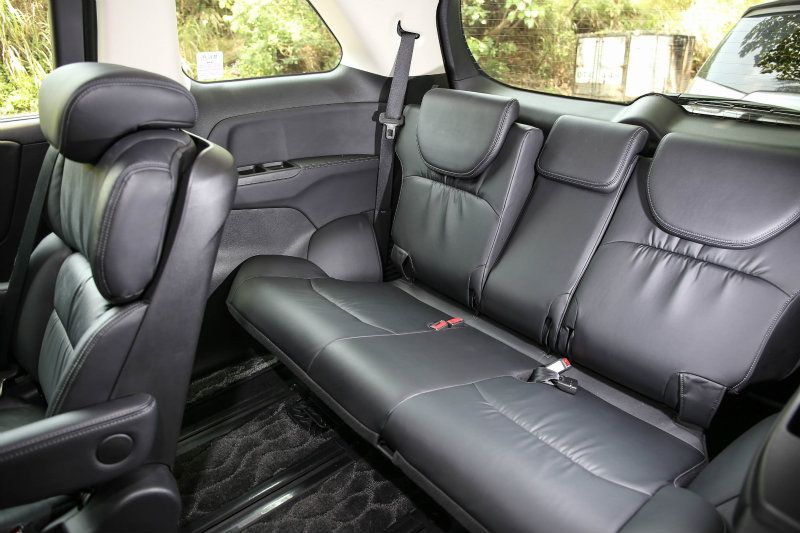 第三排座椅採取一體成型設計，但空間表現也足以讓成人長途乘坐。