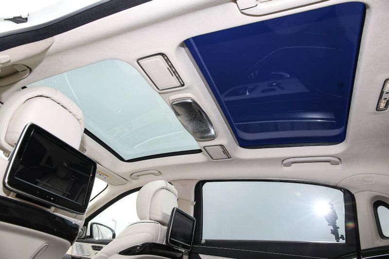 全景電動天窗為全車系標配,不過試駕的此車又選配了可變色車頂。 全景電動天窗為全車系標配,不過試駕的此車又選配了可變色車頂。