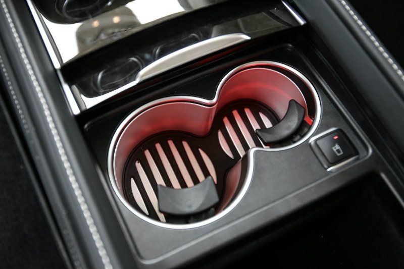 後座置杯架提供加熱與保冷效果。 後座置杯架提供加熱與保冷效果。