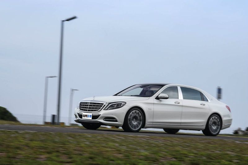 前葉子板上的V12銘牌,低調的說出自身與S-Class不同的專屬動力格局。 前葉子板上的V12銘牌,低調的說出自身與S-Class不同的專屬動力格局。