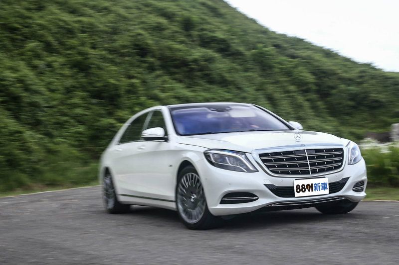 強悍的動力以相當順暢的姿態呈現,且如履平地的懸吊表現,更展現後座買家的專屬身份。 強悍的動力以相當順暢的姿態呈現,且如履平地的懸吊表現,更展現後座買家的專屬身份。