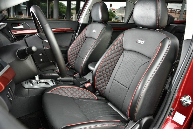 座椅兩側包覆處導入菱格紋縫線。