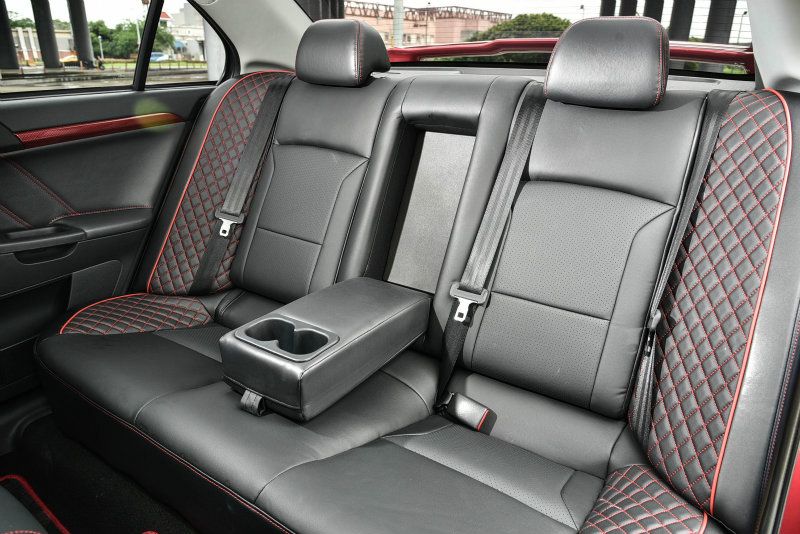 後座設計也與前座相同。