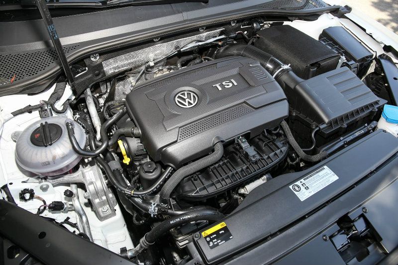 Passat 330 TSI Variant Comfortline搭載1.8升渦輪增壓汽油引擎，具備180hp/5100~6200rpm最大馬力與25.5kg-m/1250~5000rpm最大扭力輸出。