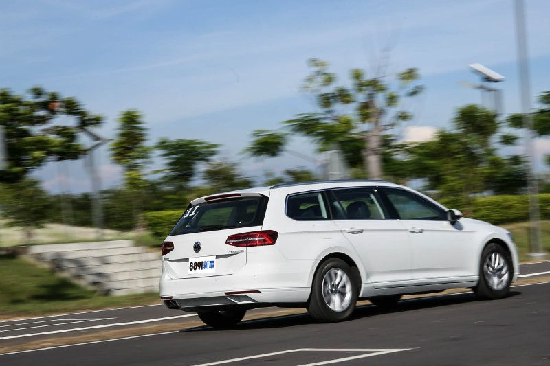 對應後軸載重需求，Passat 330 TSI Variant Comfortline後排乘坐感稍微硬朗些，尤其面對台灣不佳柏油品質，更形明顯。