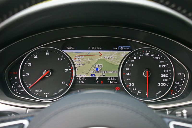 儀表板中央也具備全彩資訊顯示機能，就連衛星導航功能也可在此顯示。