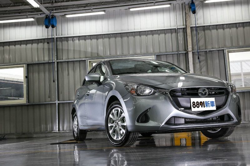 這次改換了新世代Mazda2豪華型,身為入門車型到底有什麼不同呢?讓我們一睹為快吧! 這次改換了新世代Mazda2豪華型,身為入門車型到底有什麼不同呢?讓我們一睹為快吧!