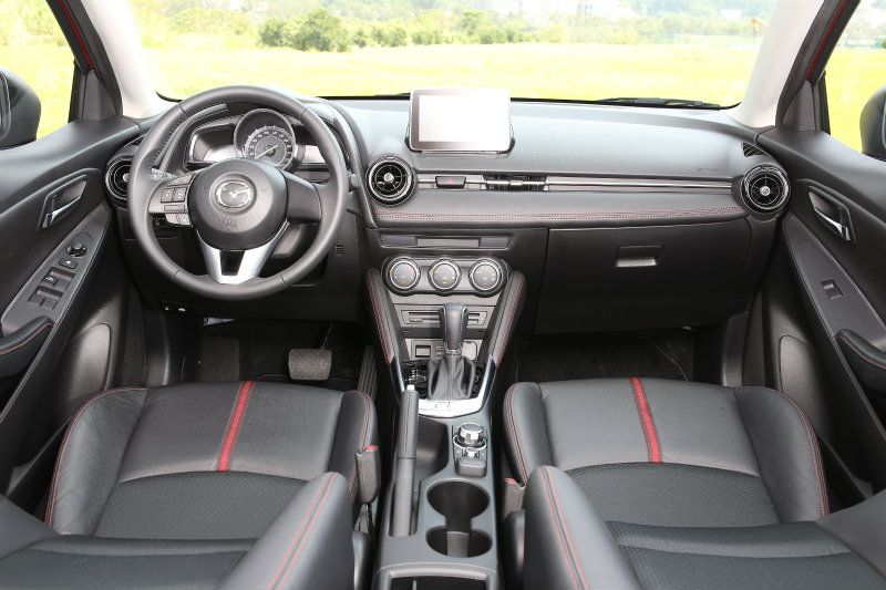 一改大家對小型車幽閉的印象，Mazda 2受惠於大面積的擋風玻璃，駕駛員視野不僅更遼闊，還提升車室空間。