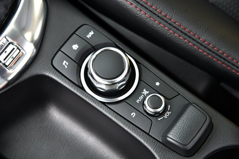 除了觸控螢幕外,還可以通過排擋杆鞍座上的多功能控制旋鈕來設定。 除了觸控螢幕外,還可以通過排擋杆鞍座上的多功能控制旋鈕來設定。