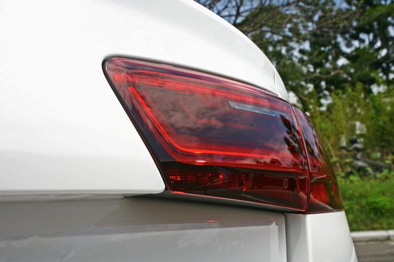 尾燈組將厚度縮減10mm,讓整體輪廓更顯洗鍊。 尾燈組將厚度縮減10mm,讓整體輪廓更顯洗鍊。