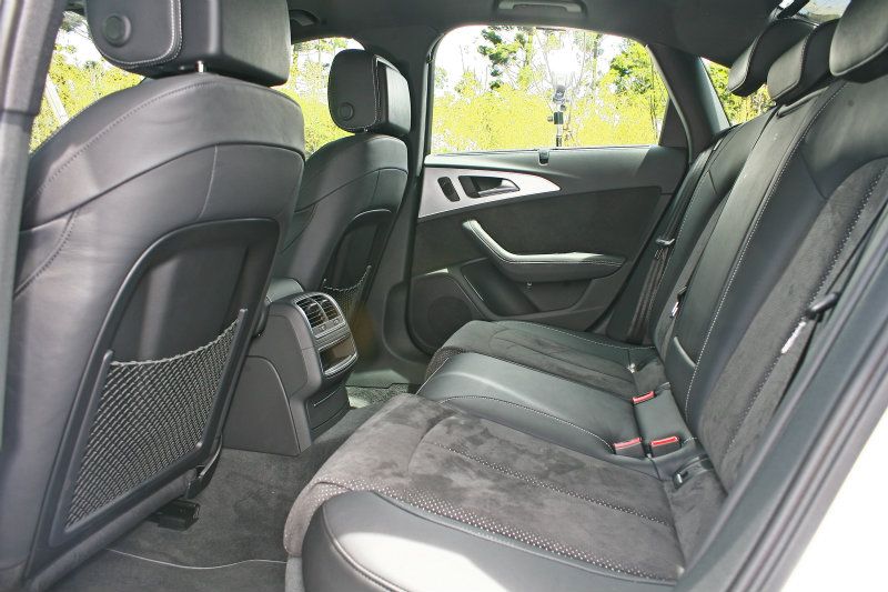 後座空間其實不小夠寬敞，但對比超過2900mm的軸距就是覺得不夠奢侈。