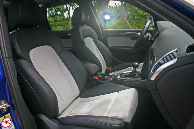 椅背刻上SQ5圖騰的座椅，乘坐起來相當舒適且包覆感不錯。