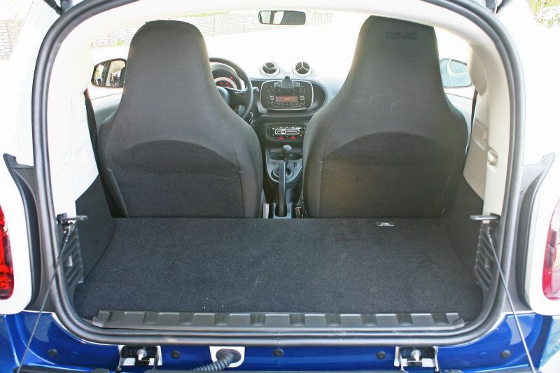 別小看Fortwo 52kW Pure，由於僅有雙座設定因此不僅乘坐空間寬敞，後行李廂也有高達260~350升的容積。