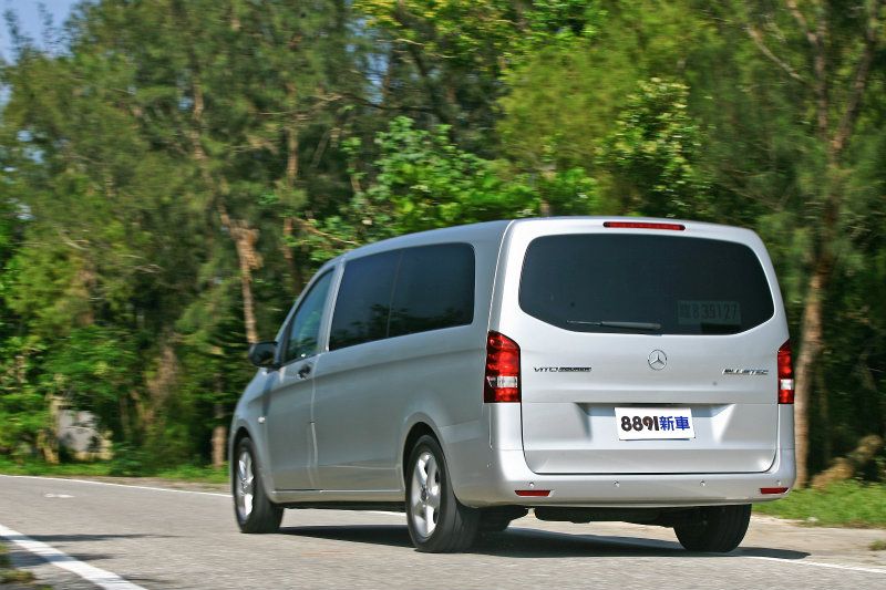 相對於高重心與長軸距，Vito Tourer的駕控性依舊不錯，比起同級對手更加優異。