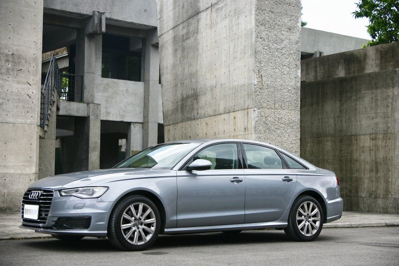 C7 A6本來就是款大氣優雅的中大型豪華房車,改款後則更顯雍容氣度。 C7 A6本來就是款大氣優雅的中大型豪華房車,改款後則更顯雍容氣度。