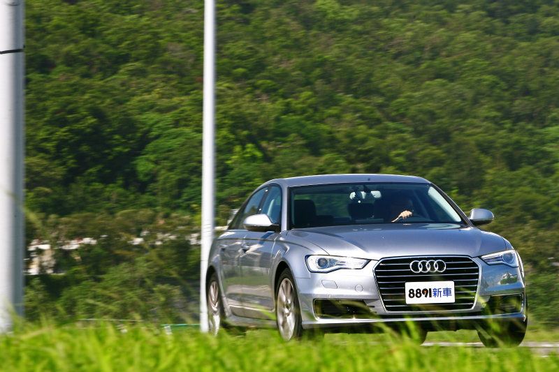 A6 35 TFSI為目前引進車系中最入門者,以輕盈的油門反應帶來舒暢駕馭體驗。 A6 35 TFSI為目前引進車系中最入門者,以輕盈的油門反應帶來舒暢駕馭體驗。