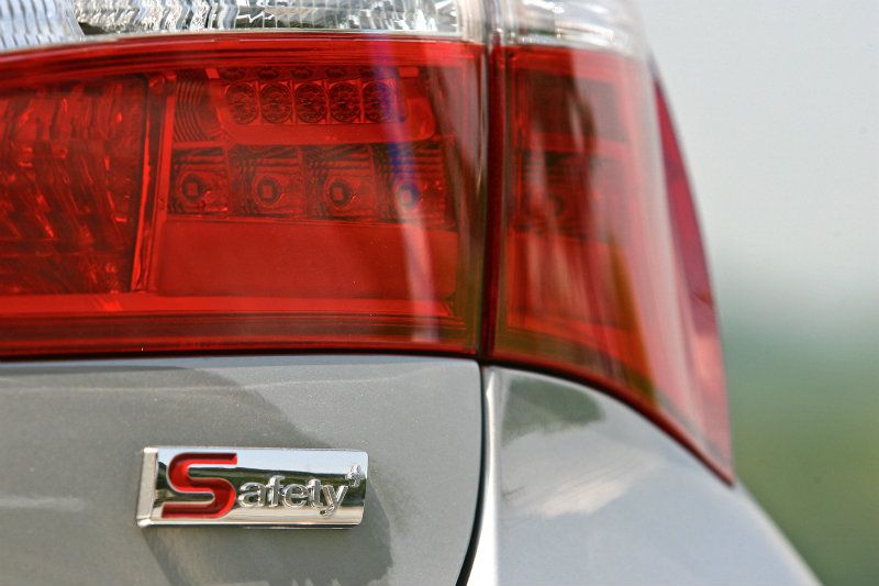 車尾的鍍鉻Safety+銘牌,清楚告訴所有人此車型的特點。 車尾的鍍鉻Safety+銘牌,清楚告訴所有人此車型的特點。