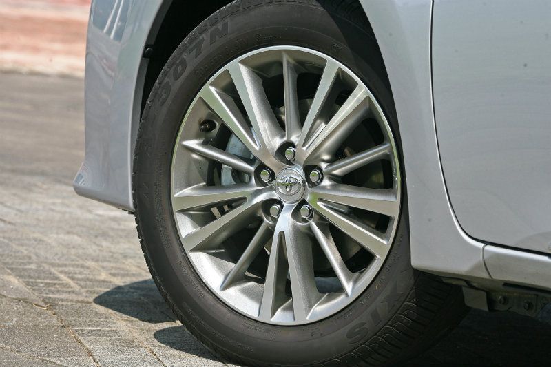 扣除內文提及的部分,其他方面甚至胎圈都與遠本的經典型相同。 扣除內文提及的部分,其他方面甚至胎圈都與遠本的經典型相同。