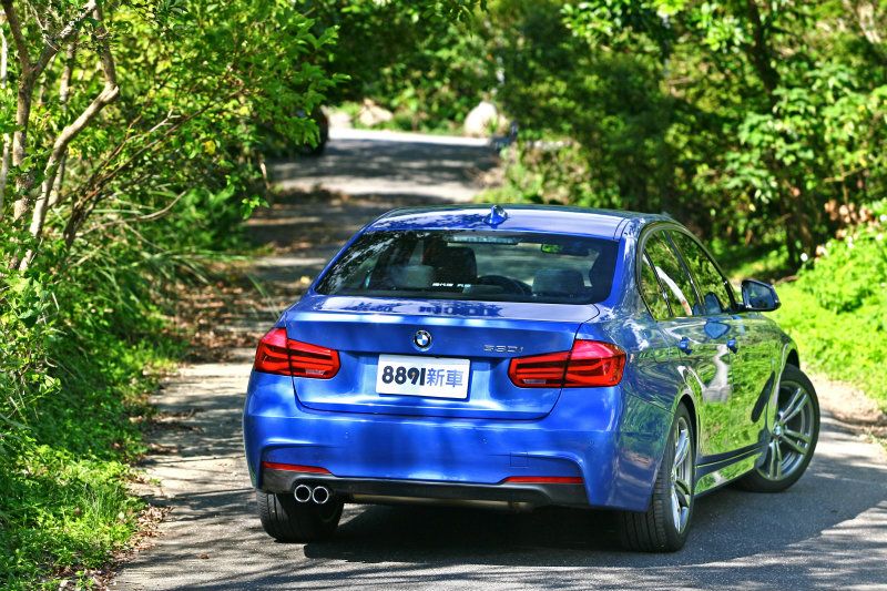 後方除了尾燈組內容變化外，後保桿也進行了設計上的調整手段。