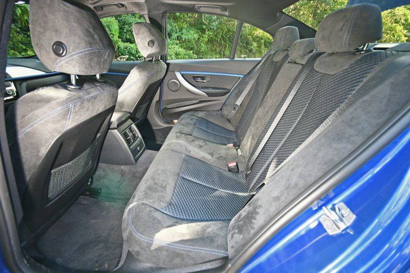 座椅以Hexagon織布/麂皮雙材質包覆，視覺與觸覺感受均優。