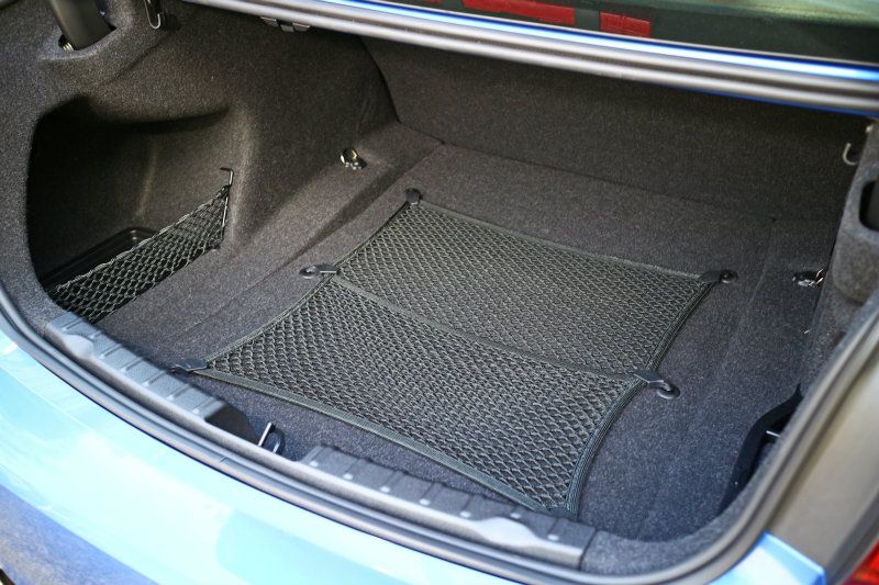 試駕車在行李廂底板還附上置物固定網，以免小東西在行駛間滾動碰撞。