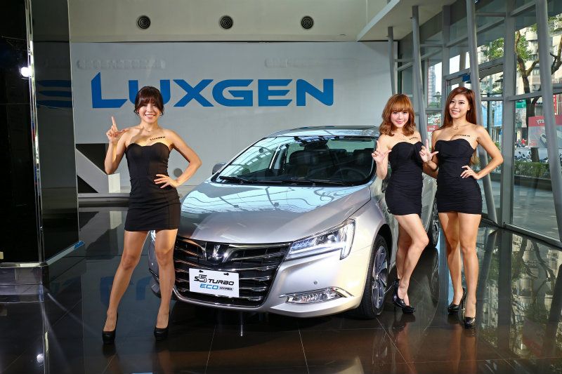 Luxgen的接待小姐陣容同樣不容小覷,有粉絲人數近30萬的Amis、國光幫幫忙助理主持壯壯及以舞蹈見長的Naomi,屆時也肯定同樣讓觀展者擠爆會場。 Luxgen的接待小姐陣容同樣不容小覷,有粉絲人數近30萬的Amis、國光幫幫忙助理主持壯壯及以舞蹈見長的Naomi,屆時也肯定同樣讓觀展者擠爆會場。