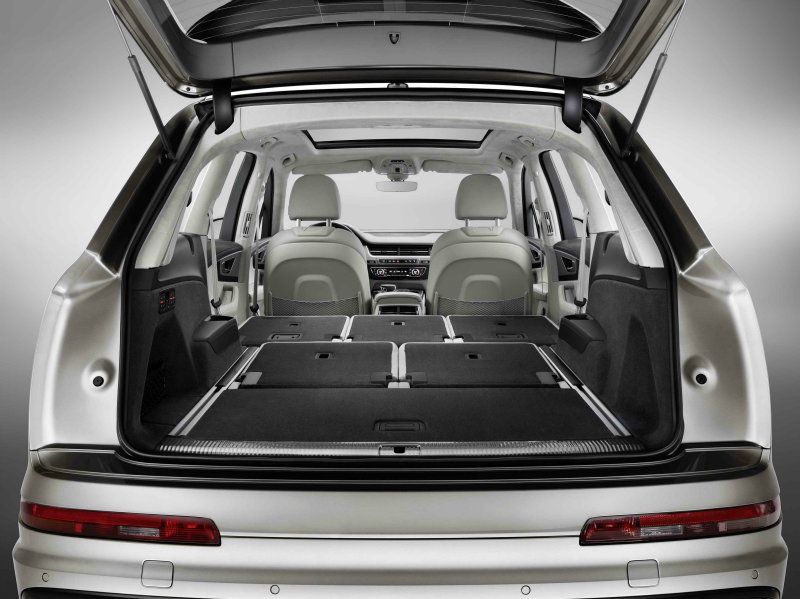 相較於 上一代車型,  The new Audi Q7 擁有 更緊湊的車身尺碼,除了 兼顧更寬廣的座艙空間, 行李廂最大承載 空間更 高達2,075公升 , 載運機能 表現 領先所有 同級車款 。 相較於 上一代車型,  The new Audi Q7 擁有 更緊湊的車身尺碼,除了 兼顧更寬廣的座艙空間, 行李廂最大承載 空間更 高達2,075公升 , 載運機能 表現 領先所有 同級車款 。