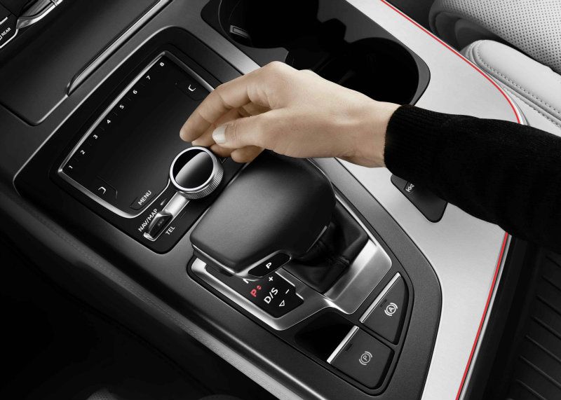 The new Audi Q7先進的Audi全數位虛擬座艙,打破既有資訊界面框架,完整傳達全方位駕駛資訊; 而「大型MMI觸控手寫板含8組記憶鍵功能」也同步列入配備項目中,所有系統操作、資訊取得只需要一指即可輕鬆完成。 The new Audi Q7先進的Audi全數位虛擬座艙,打破既有資訊界面框架,完整傳達全方位駕駛資訊; 而「大型MMI觸控手寫板含8組記憶鍵功能」也同步列入配備項目中,所有系統操作、資訊取得只需要一指即可輕鬆完成。