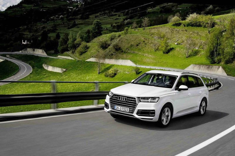   The new Audi Q7在底盤調校與動態反應設定方面,同樣以先驅科技為車輛創造出卓越的駕控體驗,除了  全車系列為標配的quattro®智慧型恆時四輪傳動系統,   Audi原廠更將All-wheel steering全輪轉向系統加入全車系選用配備,  提供駕駛者最完美的操駕體驗。   The new Audi Q7在底盤調校與動態反應設定方面,同樣以先驅科技為車輛創造出卓越的駕控體驗,除了  全車系列為標配的quattro®智慧型恆時四輪傳動系統,   Audi原廠更將All-wheel steering全輪轉向系統加入全車系選用配備,  提供駕駛者最完美的操駕體驗。