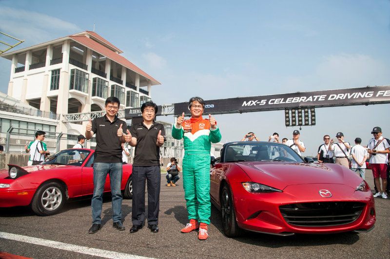 （右起）台灣馬自達總經理浜本俊輔、日本馬自達All-new MX-5主查山本修弘以及台灣馬自達行銷部部長賴信宏，共同見證MX-5首度在台四代同堂的經典畫面