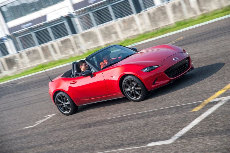 2016年式All-new MX-5正式於大鵬灣國際賽道隆重登場，由遠自日本原廠而來的主查山本修弘親自駕駛出場