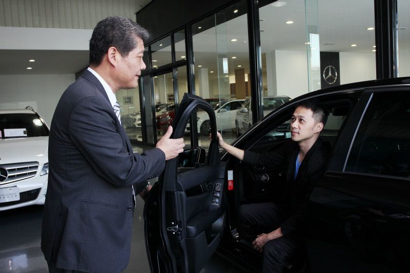 開到Mercedes-Benz Select原廠精選中古車展間，親切的服務人員立刻趨前接待，讓人有賓至如歸的感受。