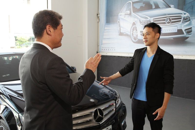 說明來意後，業務服務人員立刻接手，幫車主處理接下來的相關事宜。