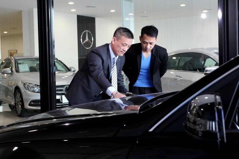 可別以為這免費的鑑價服務就會馬虎處理，每位專業的鑑價師都有著非常扎實的訓練，一看到車立刻用仔細且銳利的眼光審視，一點傷痕都不能放過，拉開膠條、端倪鈑件接點與焊點，雖然很殘酷，但換個角度想，這可是對於Mercedes-Benz Select原廠精選中古車招牌把關的必要態度，不僅要搜羅最好的Mercedes-Benz，也是對下一位接手的車主最好的保障。