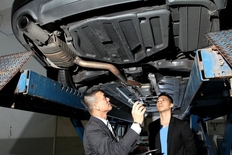 到保養廠將車身頂高，底盤同樣一一審視，避免忽略掉各種判斷車輛狀況的線索。