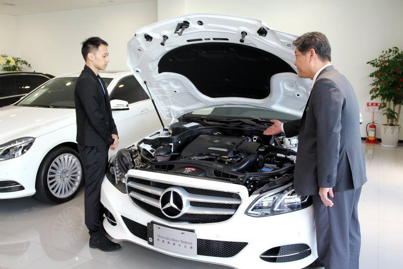 業務服務人員趨前進一步介紹，讓準車主對於未來的愛車有著全盤的認識與了解。