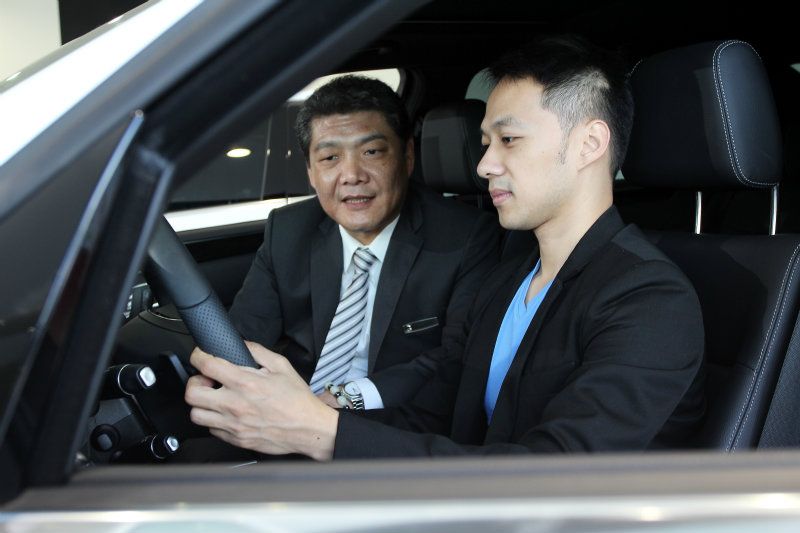 坐進座艙內，對於所有按鍵與操作介面了解一番，業務服務人員也會不厭其煩的一一解釋，有問必答，服務超級到位！