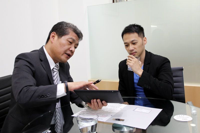 業務服務人員立刻進行相關的過戶事宜，且為了保護買賣雙方，Mercedes-Benz Select原廠精選中古車銷售據點均採用「定型化契約」，而為了降低購車負擔，也提供消費者可選擇優惠的財務方案，讓消費者將較多現金留在身旁，手上的資金也可充份彈性運用。