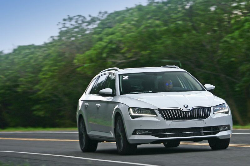 這次試駕我們遠赴國境之南的墾丁，在寬闊大道上享受Superb Combi 2.0 TSI 4x4的獨特勁力。