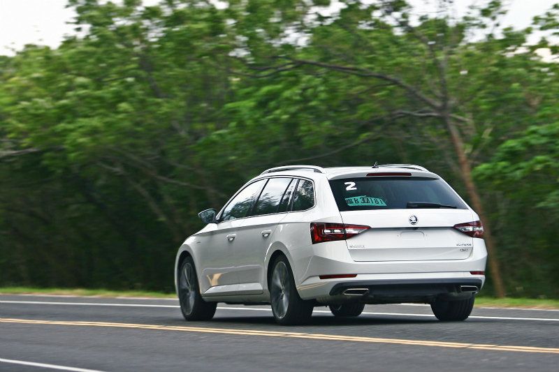 Superb Combi 2.0 TSI 4x4的動態表現十足沈穩，同時擁有高超的循跡能耐。