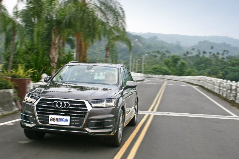 足足等了十年,全新大改款Audi Q7總算與車迷相見。 足足等了十年,全新大改款Audi Q7總算與車迷相見。