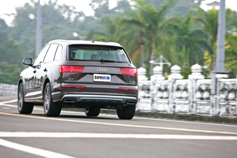 受惠於車重減輕許多,擁有新底盤的大改款Q7彎中呈現出相當流暢柔滑的動態反應。 受惠於車重減輕許多,擁有新底盤的大改款Q7彎中呈現出相當流暢柔滑的動態反應。