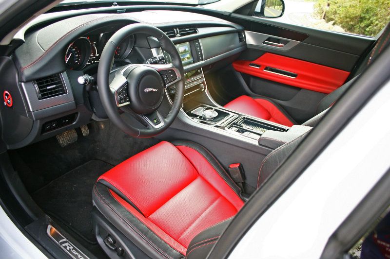 或者因為顏色關係，總覺得車艙質感還有再上層樓的空間。