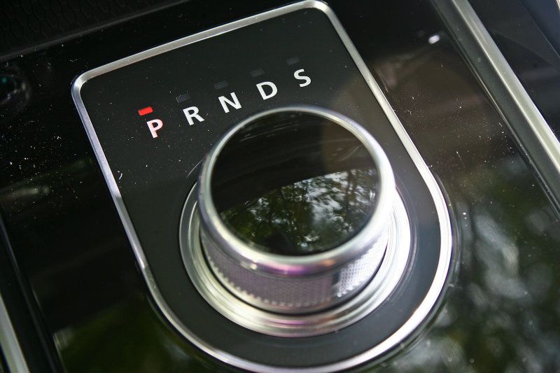 八速手自排變速箱確保綿密的換檔反應，浮出式家族旋鈕設計更顯科技意味十足。