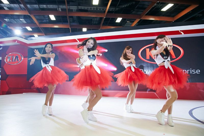 KIA精選六位舞藝高超、身材火辣的KIA girls帶來K-POP韓流性感熱舞。