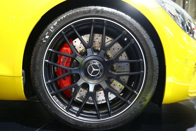 不同於Mercedes-AMG GT的前後19吋輪圈配置，Mercedes-AMG GT S為前19、後20吋的輪圈設定。