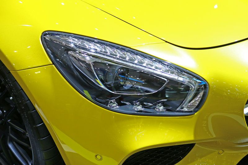 Mercedes-AMG GT S的頭燈擁有LED晝行燈組，且支援主動遠光燈輔助功能。