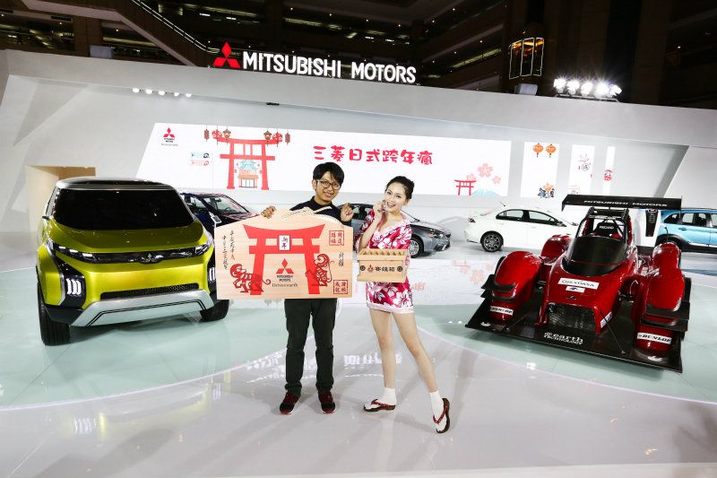 中華三菱與車迷結緣 和服名模NINI與車迷甜蜜互動　同許新年願